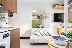 Cozy Wood-cabin Studio With Balcony & Warm Lighting
