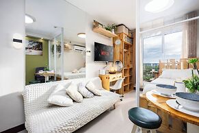 Cozy Wood-cabin Studio With Balcony & Warm Lighting