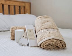Cozy Wood-cabin Studio With Balcony & Warm Lighting