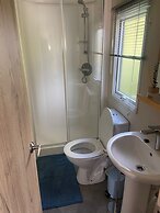 Coworth Deluxe Cabin With Garden