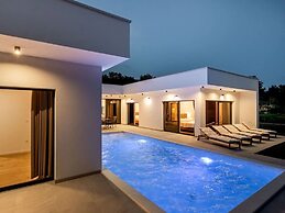 Villa Aura With Heated Pool