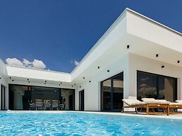 Villa Aura With Heated Pool