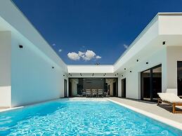 Villa Aura With Heated Pool