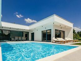 Villa Aura With Heated Pool
