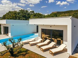 Villa Aura With Heated Pool