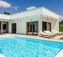 Villa Aura With Heated Pool