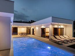 Villa Aura With Heated Pool