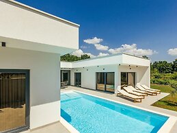 Villa Aura With Heated Pool