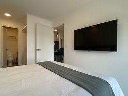 w Deluxe 2BR w Balcony View in Miraflores