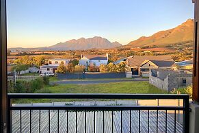 Cape Winelands Mountain View Getaway