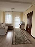 Maksathouse
