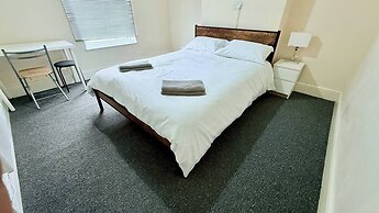 Spacious 4BR House, Garden Retreat, Parking