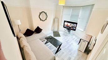 Spacious 4BR House, Garden Retreat, Parking