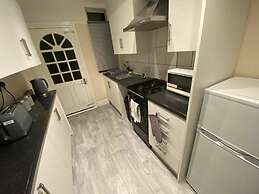 Spacious 4BR House, Garden Retreat, Parking