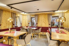 Hotel Alpenstolz