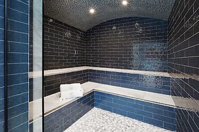 124 on Queen Hotel & Spa