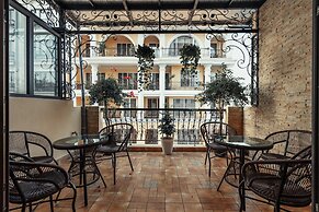 Le Foyer Hotel