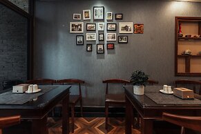 Le Foyer Hotel