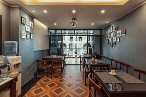 Le Foyer Hotel