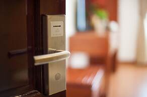 Le Foyer Hotel