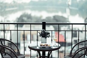 Le Foyer Hotel