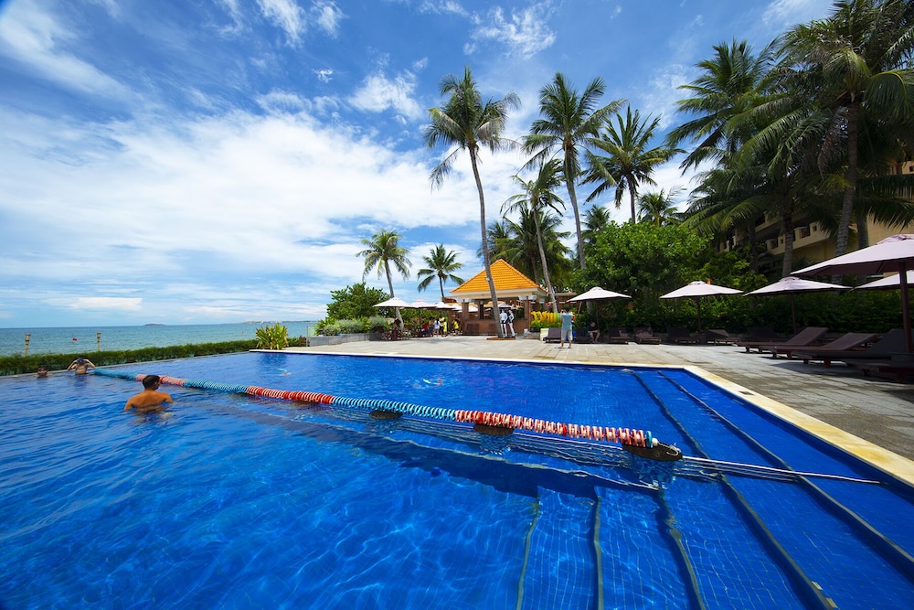 Hon Rom Central Beach Resort