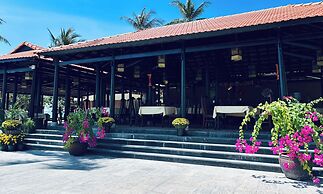 Hon Rom Central Beach Resort