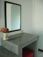 Baan Rim Klong Resort