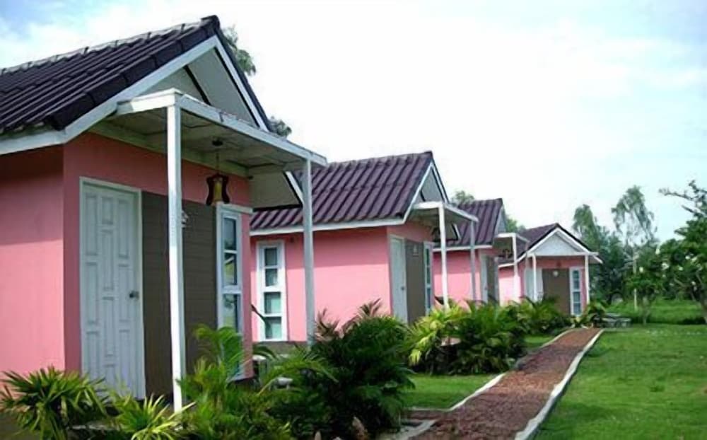 Baan Rim Klong Resort