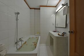 Amazing Kengtong Resort