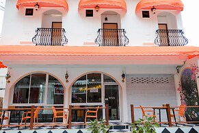 Side Walk Boutique Hotel