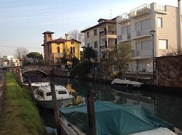 Villa Venice Movie