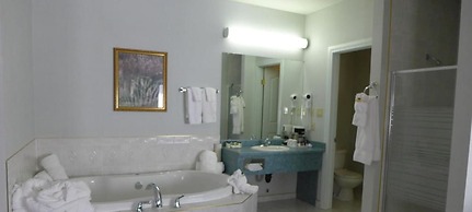 The Bridgeport Inn