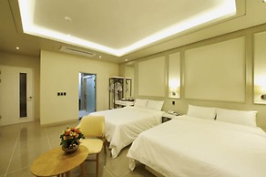 Hotel B