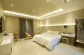 Hotel B