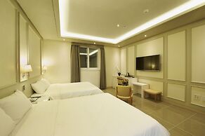 Hotel B