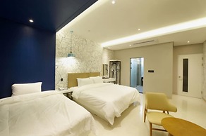 Hotel B