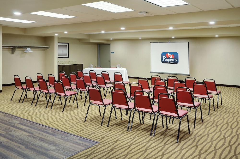 Pomeroy Inn And Suites Vermilion