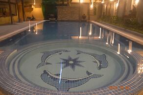 Holiday Hotel
