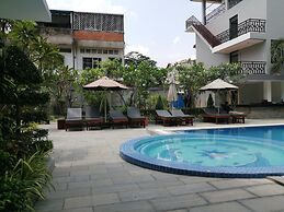 Holiday Hotel