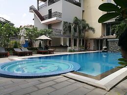 Holiday Hotel