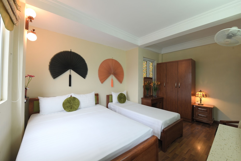 Holiday Lakeview Hotel