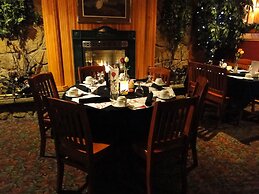 Pinewood Motor Inn