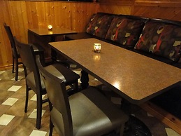 Pinewood Motor Inn