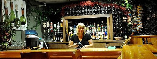 Pinewood Motor Inn