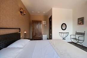 Polys Guest House