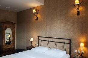 Polys Guest House