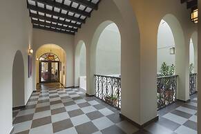 Decanter Hotel