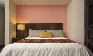 Decanter Hotel