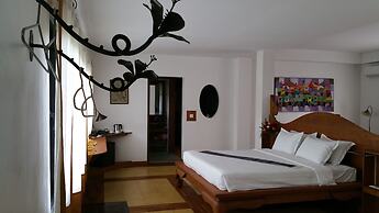 Thanakha Inle Hotel